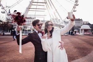 Selfie mariés place Bellecour à Lyon