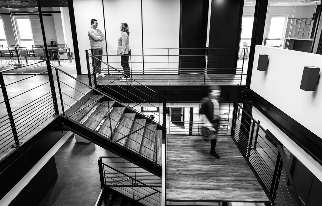 Espace de travail lumineux et moderne dans un cabinet d’expertise comptable lyonnais