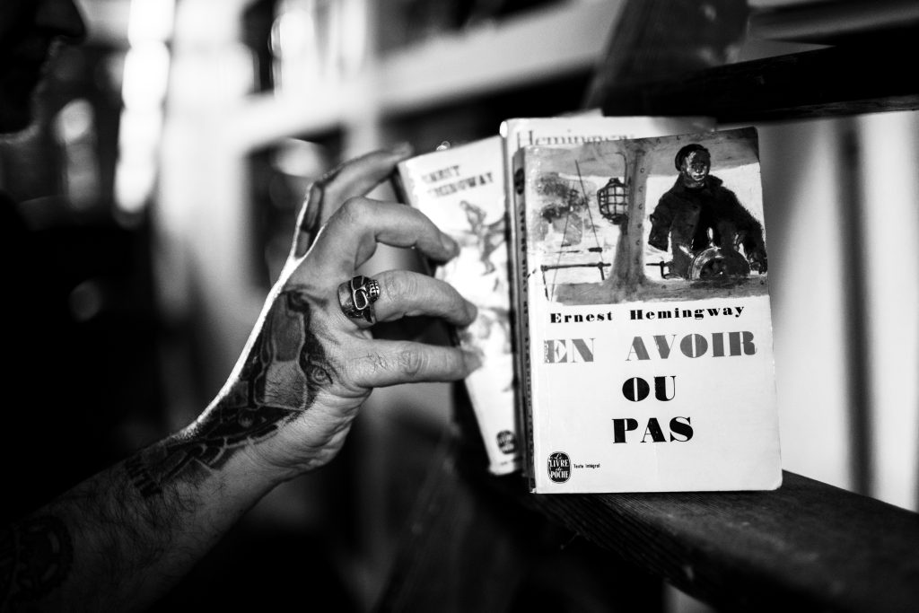 détail main d'un entrepreneur correcteur lyon