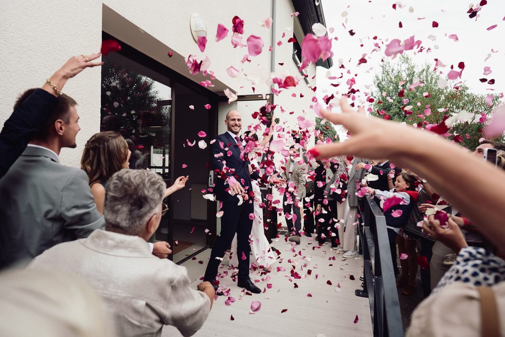 Lancer de pétales et applaudissements à la sortie d'un mariage à la mairie